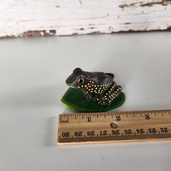 VTG 1993 Land & Sea Collectibles Frog on a Lily Pad Green- Realistic Frog Figure - Picture 9 of 10